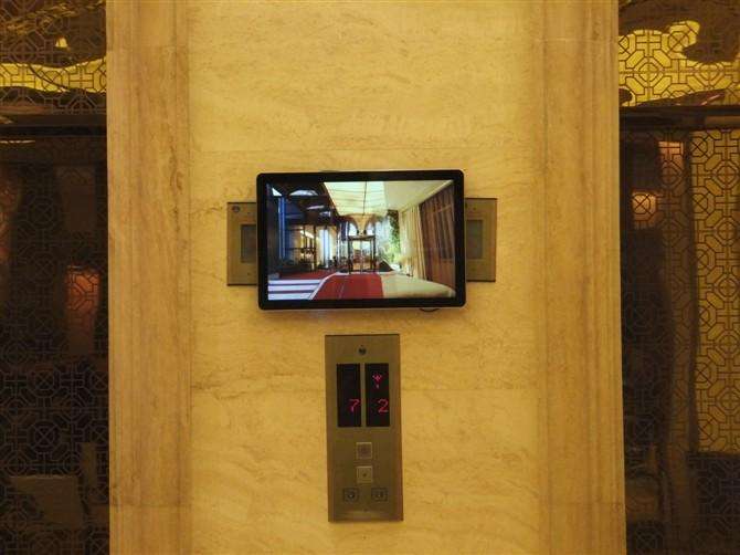 解析楼宇电梯广告机传播优点